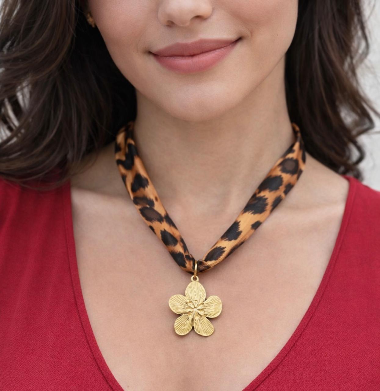 Collar animal print flor