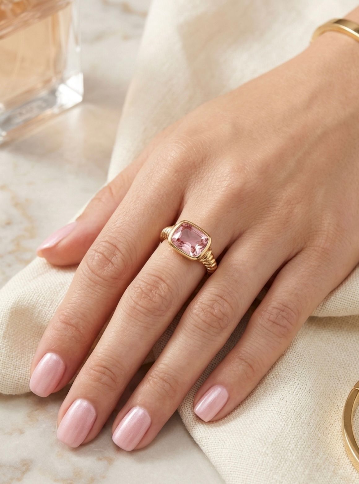 Anillo cristal rosa en rectangulo