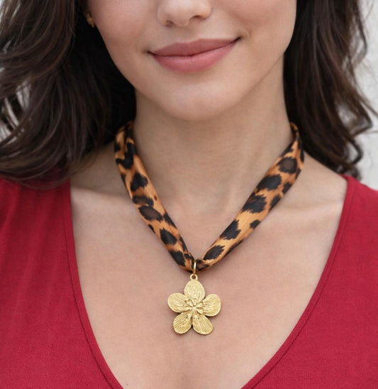 Collar animal print flor